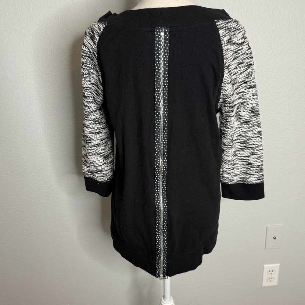 Chicos Zenergy Black White Space Dye Back Zip Top Size 1 Medium 8/10 3/4 Sleeve - Picture 7 of 7